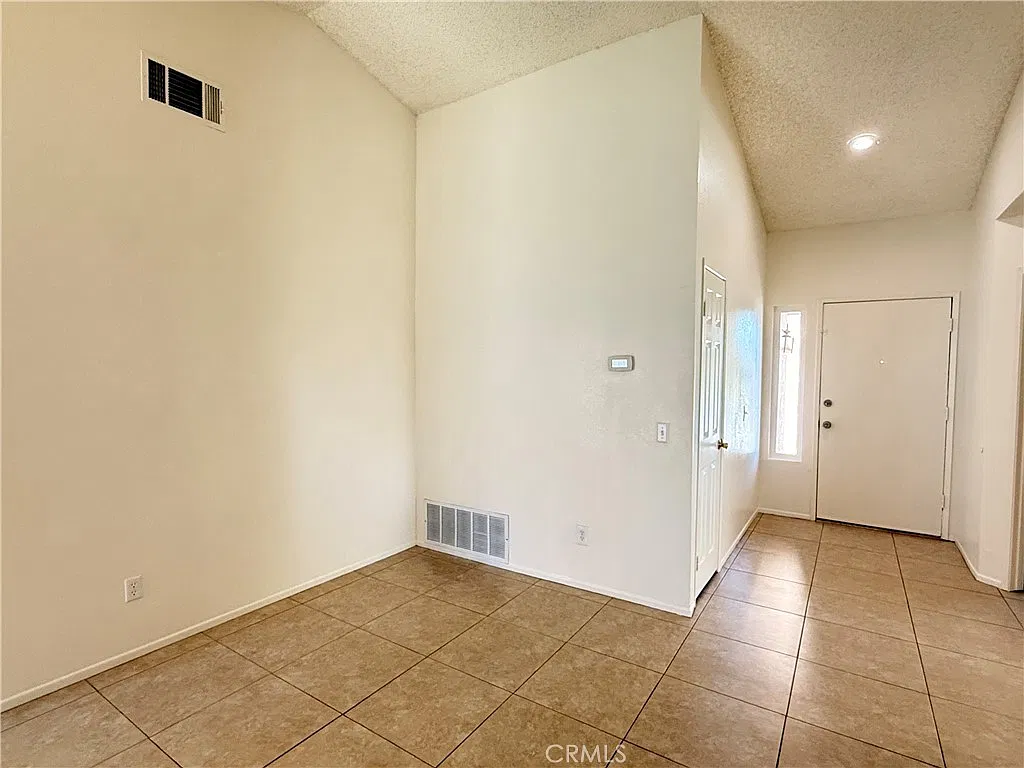 3 bed, 1276 sqft, $2,500 — Photo 3
