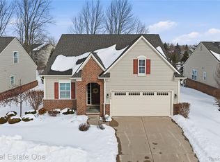 1082 Paddock Dr, South Lyon, MI 48178