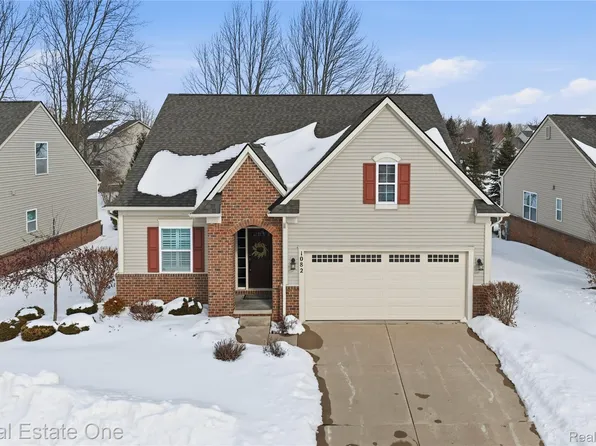 1082 Paddock Dr, South Lyon, MI 48178