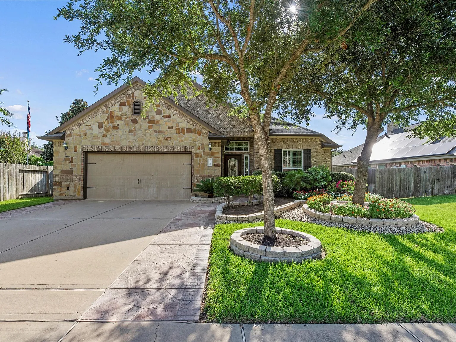 4 bed, 2.5 bath, 3286 sqft, $2,900 — Photo 2
