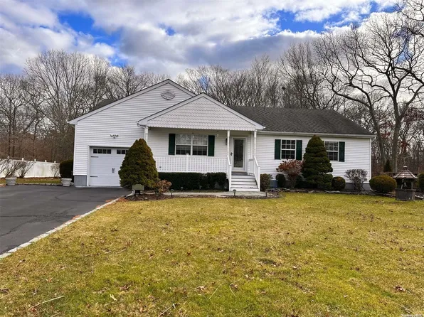 68 E Greentree Drive, Medford, NY 11763
