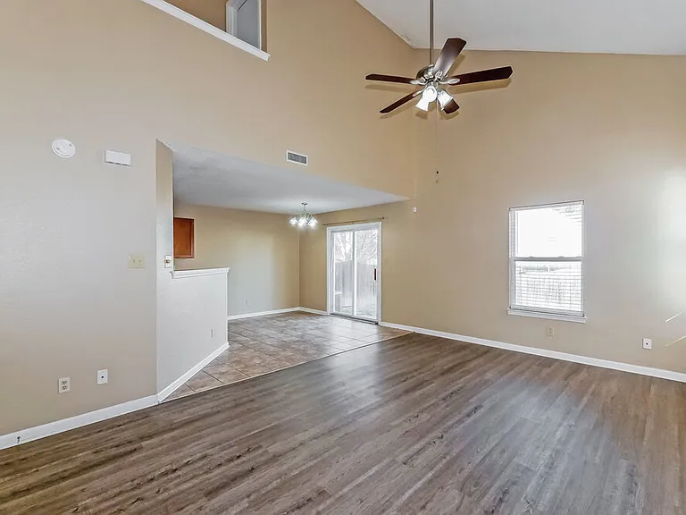 1107 Crescent Dr — Photo 5