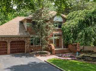 25 Wiltshire Dr, Manalapan, NJ 07726