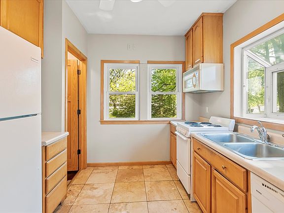 2nd image of 1115 W 1st St