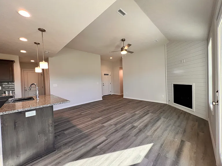 655 W Butterfield Dr — Photo 3