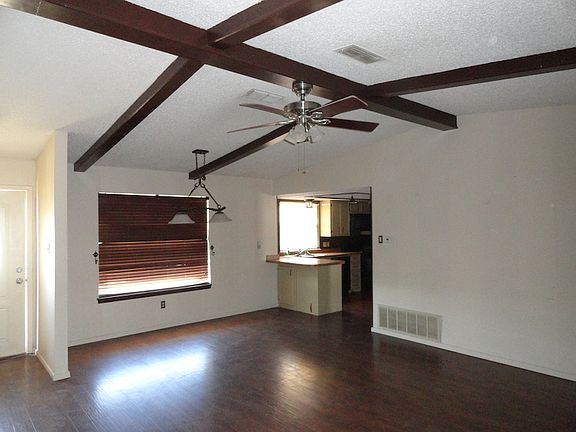 4th image of 706 W Avenue K