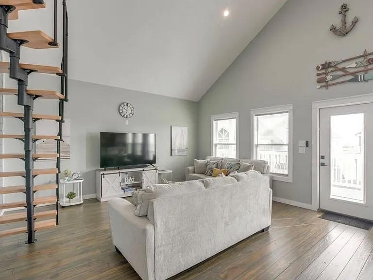 1049 Sunset Cir W — Photo 6