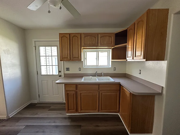 2739 Bleeker St — Photo 8