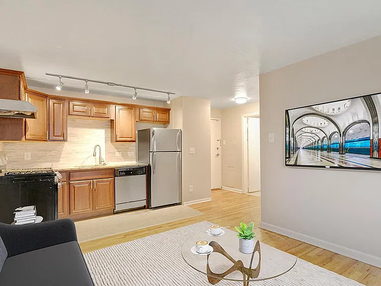 15 N Logan St — Photo 2
