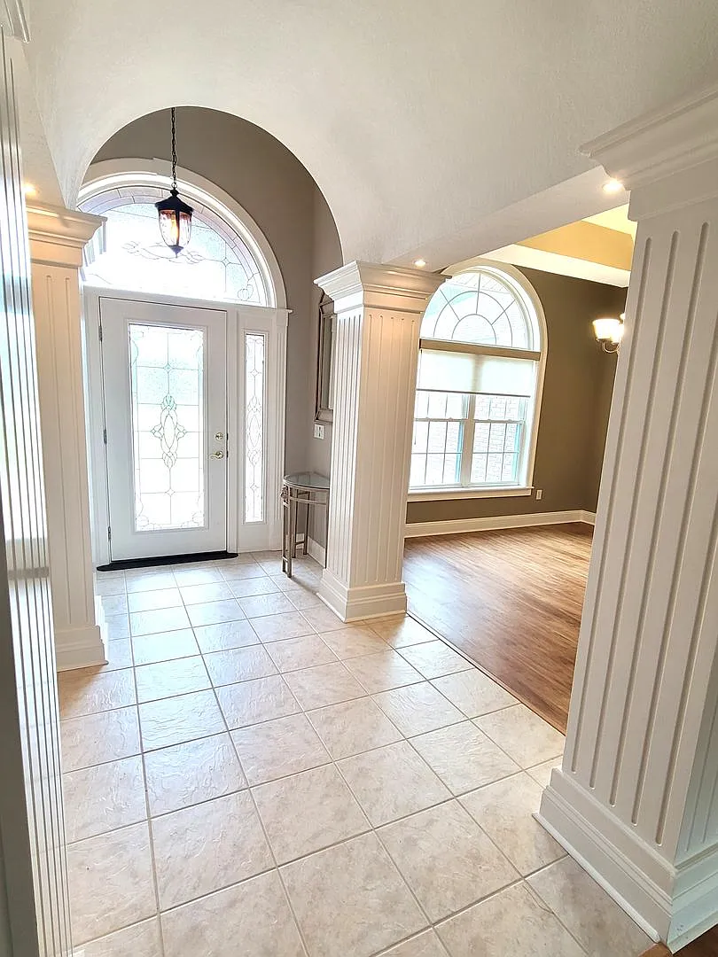 Lynn Haven! Custom Built Brick Home! 4 bedroom 2.5 Bath 2 Car Garage — Photo 2