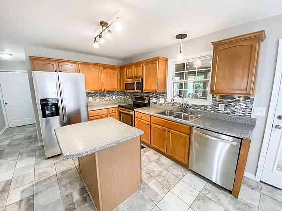 5th image of 3312 Maple Valley Ln