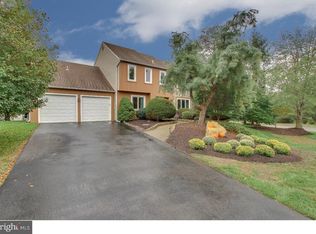 2 Buttercup Ln, Newtown, PA 18940