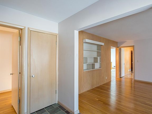 5th image of 401 E Schreyer Pl