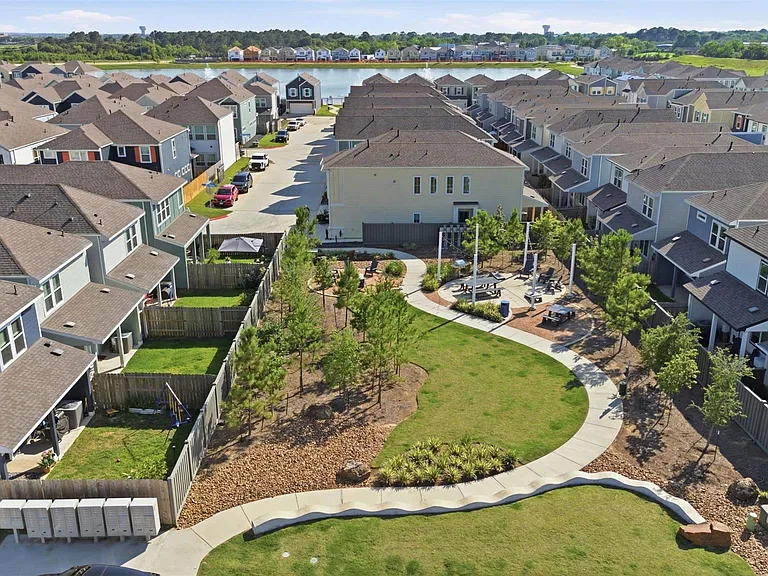 2406 Driftwood Trl — Photo 32