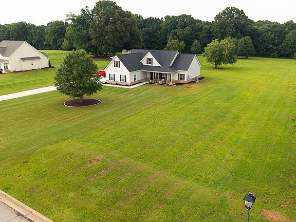3rd image of 301 Savannah Dr