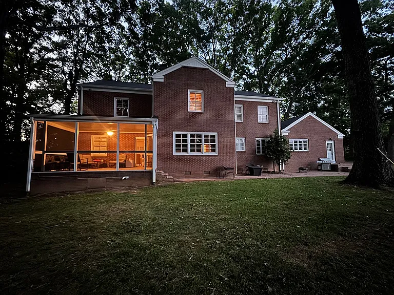 906 Crescent Cir — Photo 12