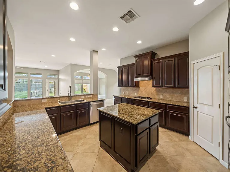 2818 Red Maple Dr — Photo 8