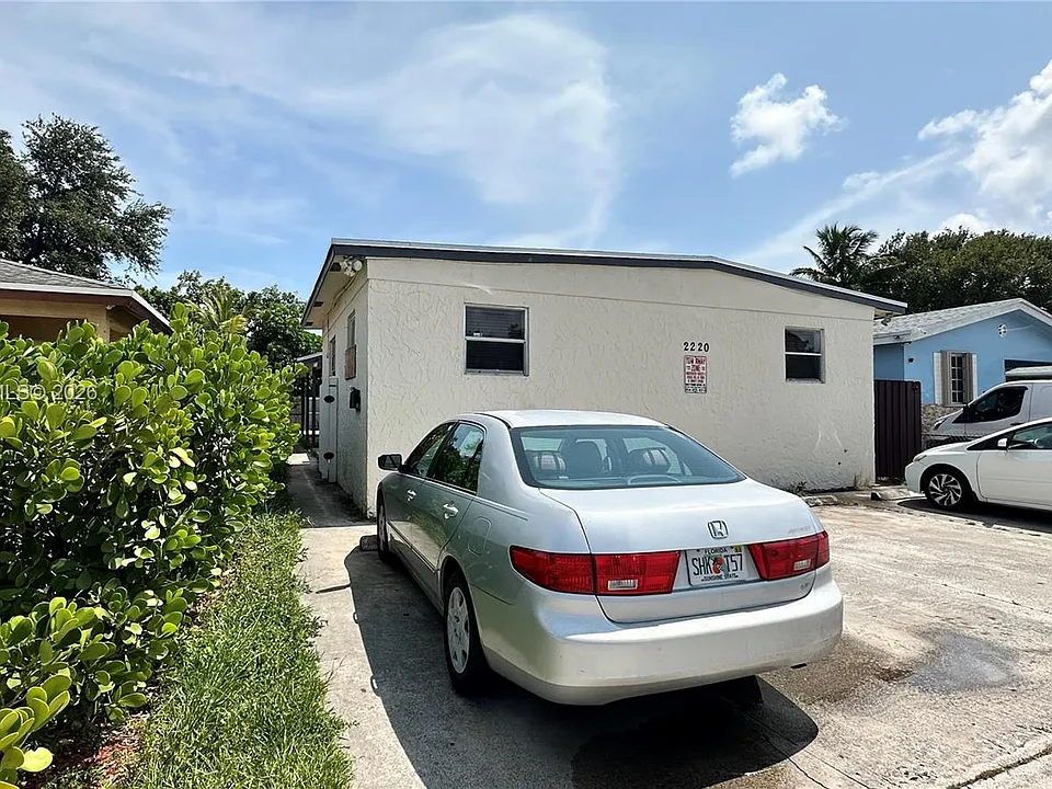 2220 Charleston St #2
