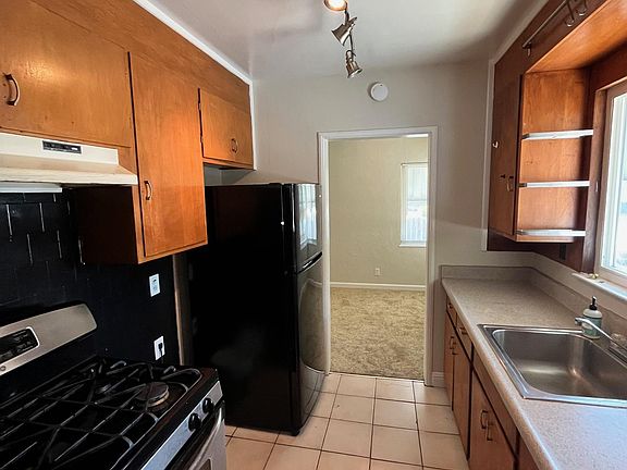 3rd image of 6106 Macarthur Blvd