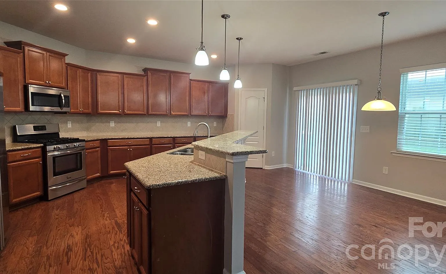 5 bed, 3.5 bath, $2,800 — Photo 3
