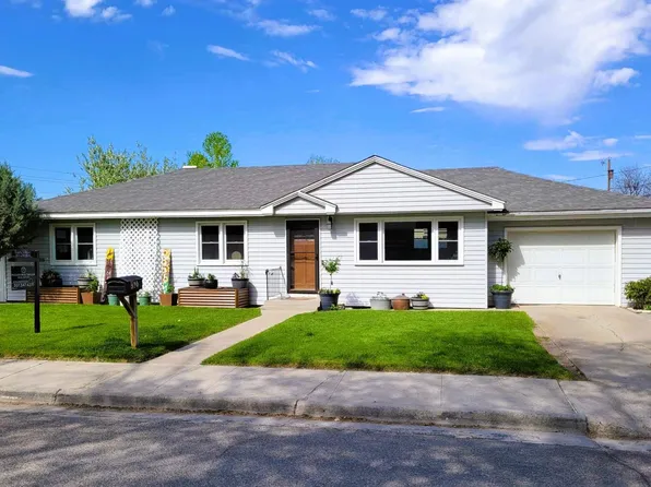 920 S 8th St, Worland, WY 82401