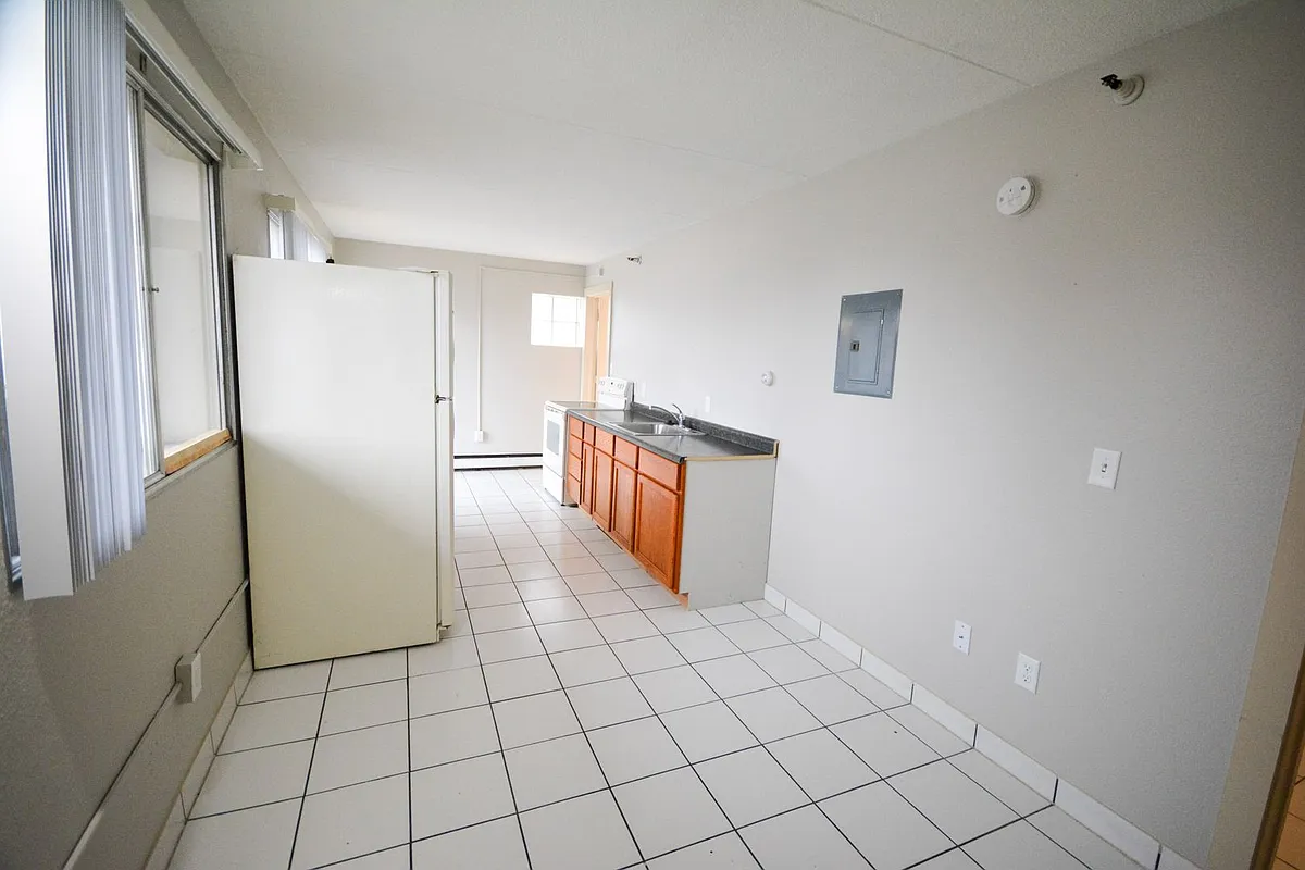 Building Photo - 512 3rd Ave SW