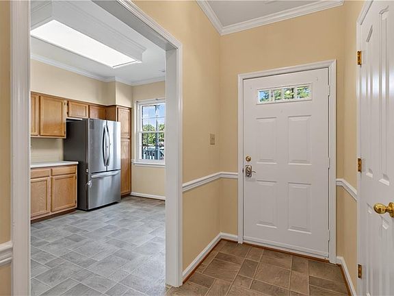 4th image of 626 S Lake Cir