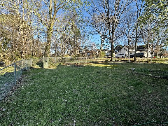 4th image of 952 N Brown St