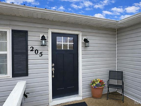 2nd image of 205 N Waller St