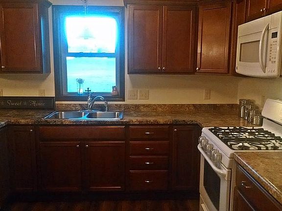 4th image of 1009 Badger Dr