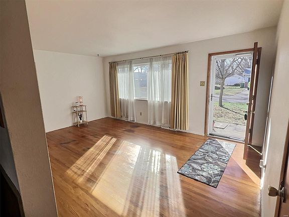 2nd image of 10408 Gardo Ct