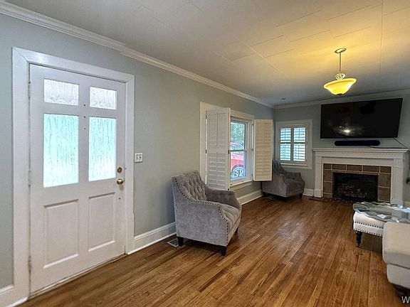 2nd image of 909 Crawford Ave