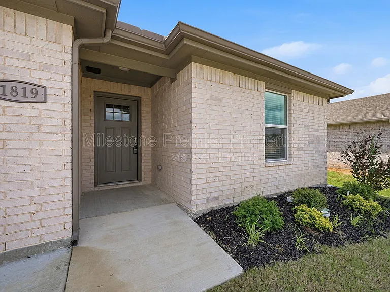 1819 Boxwood Dr — Photo 4