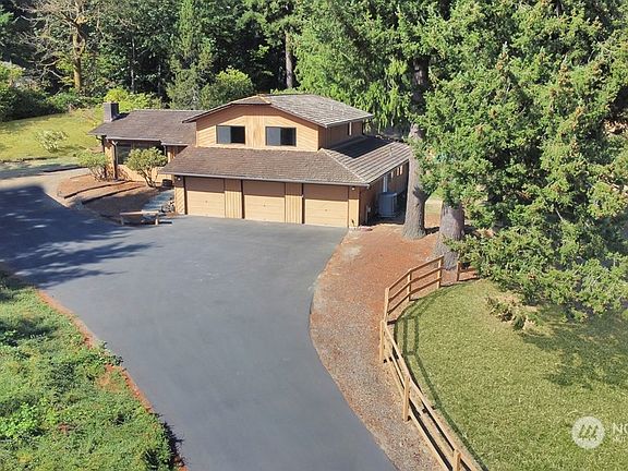 This small acreage estate is located within minutes to charming downtown Enumclaw.>