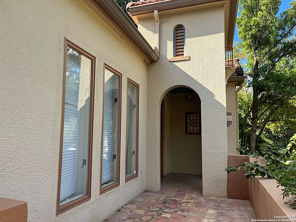 4th image of 122 E Hollywood