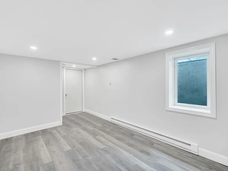 615 Macdonald Ave #B — Photo 12