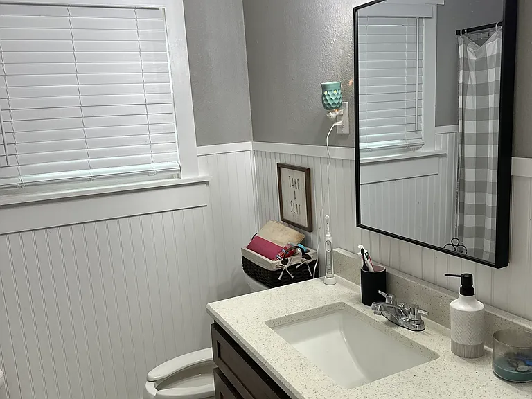 402 Meadow Dr — Photo 3