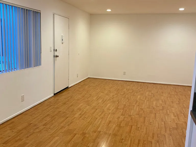 5246 Agnes Ave #204 — Photo 8