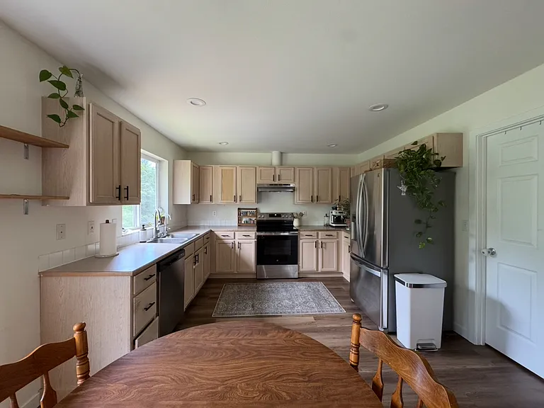 1565 Estate Pl — Photo 2