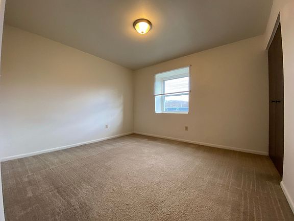 5th image of 733 Hemlock Sq