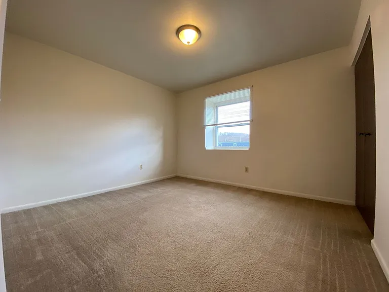 733 Hemlock Sq — Photo 5