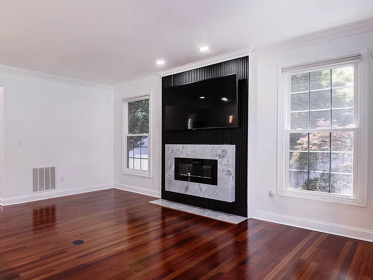 1628 Great Falls St — Photo 10