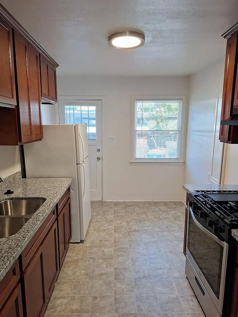 55th Street — Photo 3
