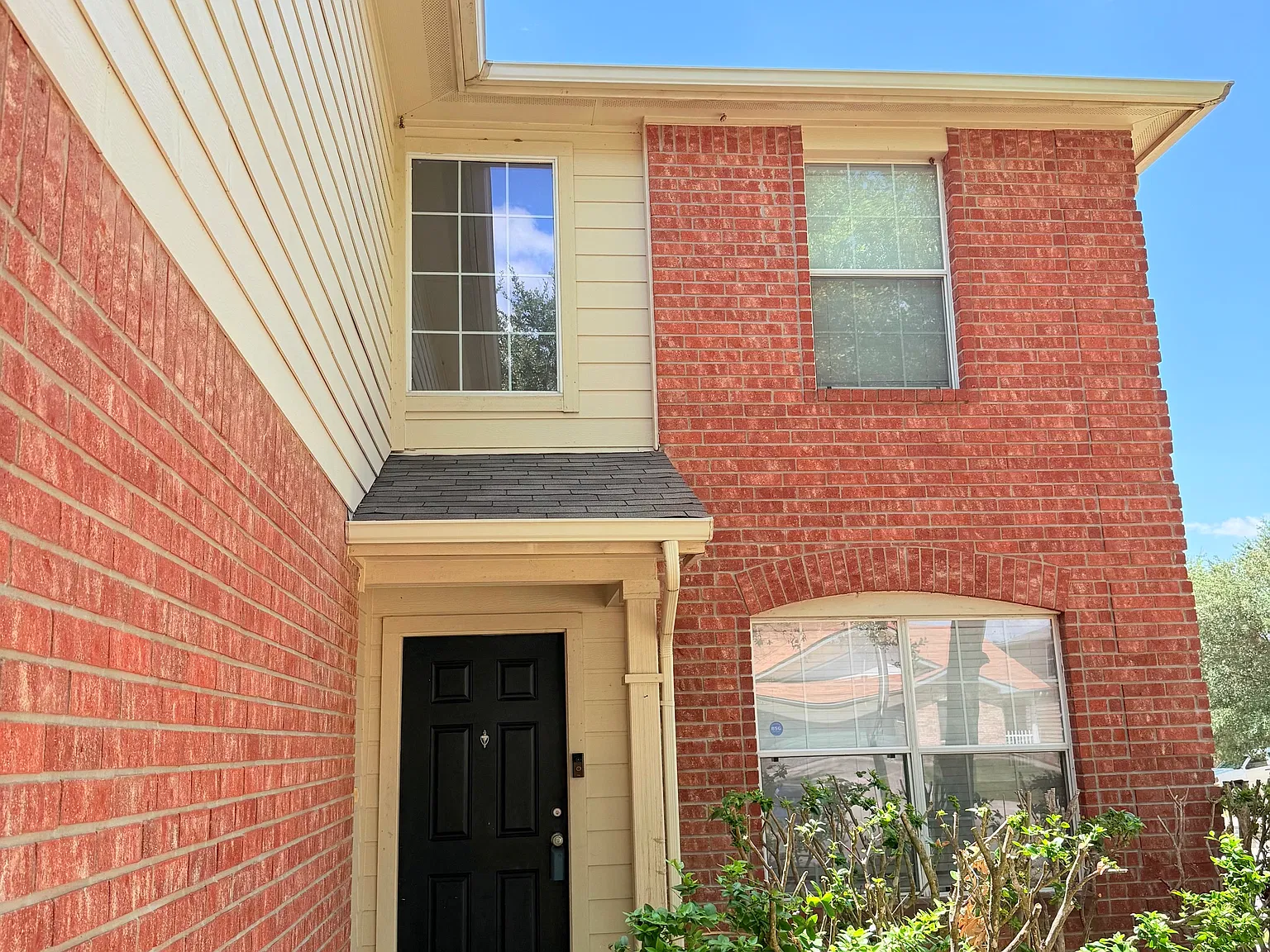 4 bed, 2364 sqft, $1,950 — Photo 2
