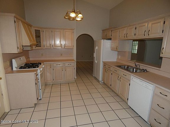 4th image of 4045 Vanguard Ave