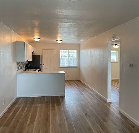 3rd image of 894 Cedar Ave