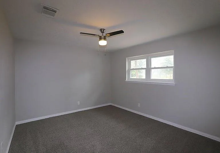 511 Rosewood Dr — Photo 3