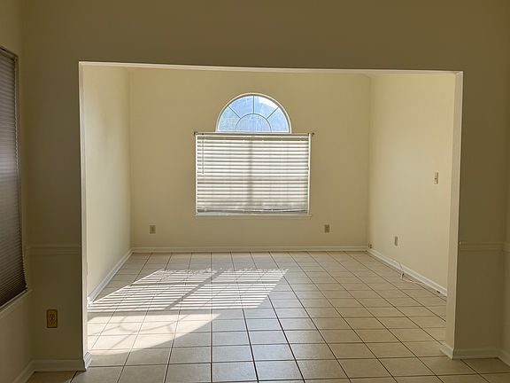 3rd image of 814 Holbrook Dr