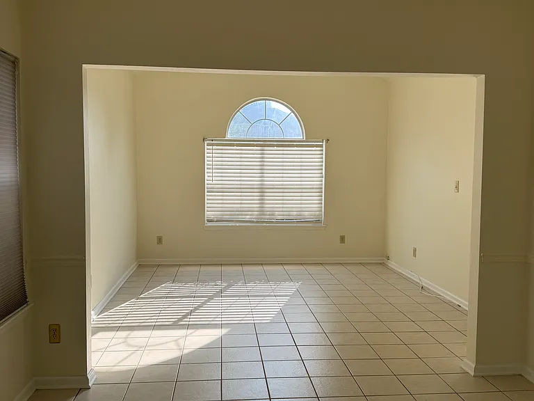 814 Holbrook Dr — Photo 3