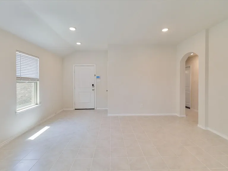 908 Mercury Dr — Photo 5